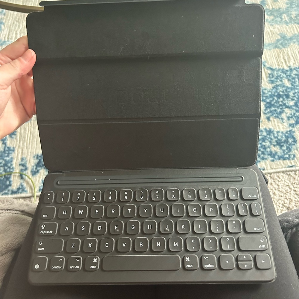 apple ipad keyboard (fits gen 7-9)
